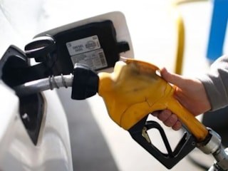 Benzine bir zam daha: Pazartesi tabelaya yansıyacak