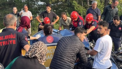 İşçi servisi ile otomobilin çarpıştığı kazada 1'i ağır olmak üzere 4 kişi yaralandı