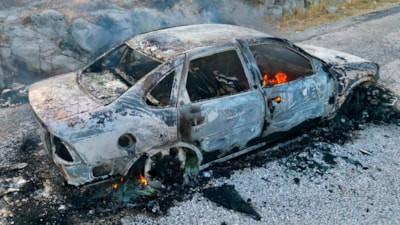 Afyonkarahisar'da yanan araçtan çıkarak son anda kurtuldular