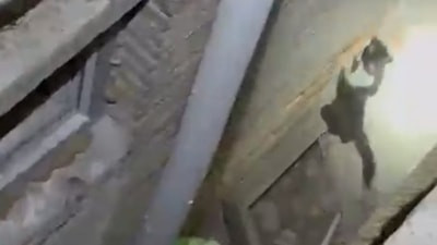 Burdur'da havalandırma boşluğuna düşen kediyi ekipler kurtardı