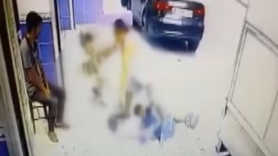 İstanbul'da sokak ortasında vahşet: Çocukları yere itip darbetti