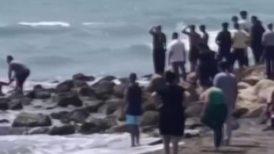 Hatay'da dalgalara rağmen denize giren çocuk kayboldu