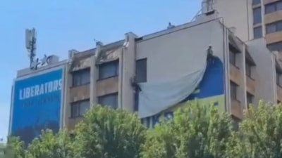 Yeni kriz başlıyor: Kosova'daki dev Ukrayna bayrağı kaldırıldı