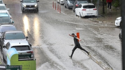 Erzurum'da sağanak trafiği kilitledi