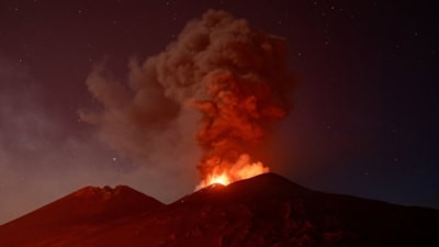 İtalya'da Etna Yanardağı'nın patlamasıyla oluşan kül bulutu uçuşları aksattı