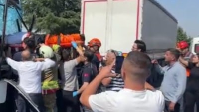 Uşak'ta yolcu otobüsü kamyona arkadan çarptı: 1'i ağır, 8 yaralı