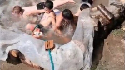 Amasya'da çocuklar naylondan yaptıkları havuzda serinledi