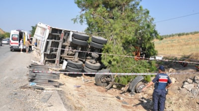 Manisa'da yolcu otobüsünün kamyona çarptığı kazada bir kişi hayatını kaybetti