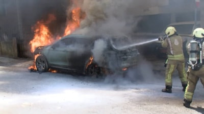 İstanbul'da park halindeki elektrikli araç alev alev yandı