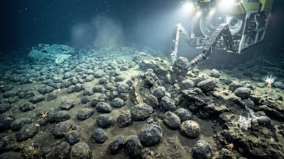 Okyanusun 5 bin metre altında bulundu: Kayaların içinden servet çıkıyor