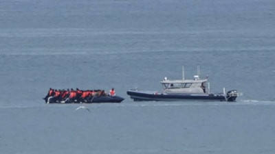 230 kişiyi taşıyan küçük tekne, Manş Denizi'ni geçerek İngiltere'ye ulaştı