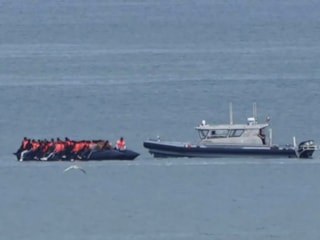 230 kişin yer aldığı küçük tekne, Manş Denizi'ni geçerek İngiltere'ye ulaştı