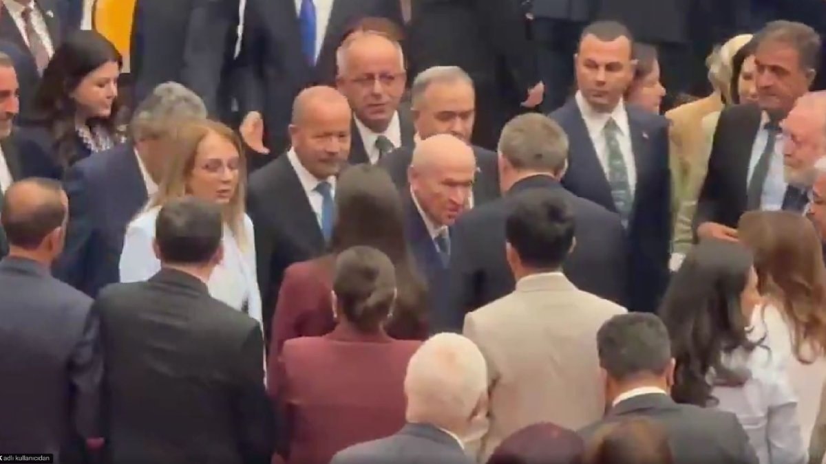 Meclis'te tarihi anlar: Devlet Bahçeli oylamanın ardından DEM Partililerle selamlaştı