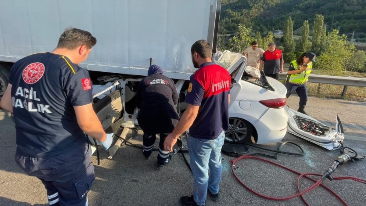 Tokat'ta tıra arkadan çarpan otomobilin sürücüsü öldü