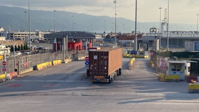 Kocaeli'de yüksekten düşen liman vinci operatörü yaralandı