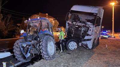 Uşak'ta tırla çarpışan traktörün sürücüsü yaşamını yitirdi