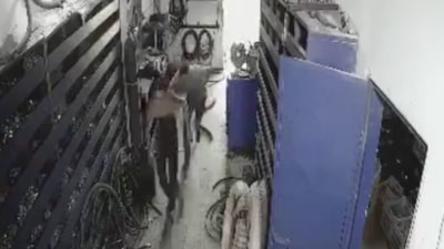 Suriye'de uçak sesi duyan çocuklar korkarak kaçtı