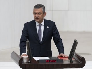 Yeni Parti bağışçıları, 'Çerçeve Yasa'ya evet diyen Özgür Özel'e haklarını 'haram' etti