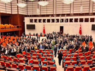 Çerçeve yasa oylamasının sonuçları belli oldu: Yeni Parti'de ret sayısı kabul sayısını geçti