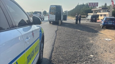 Antalya'da zincirleme kazada araçlardan biri yayalara çarptı: 6 yaralı