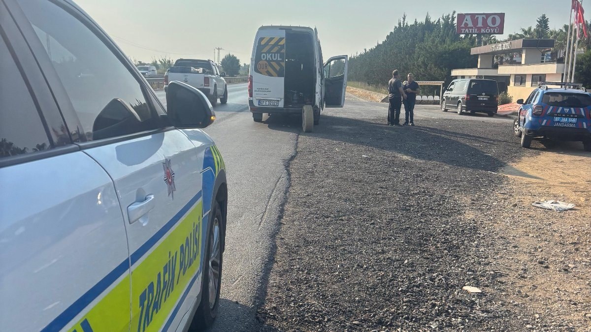 Antalya'da zincirleme kazada araçlardan biri yayalara çarptı: 6 yaralı
