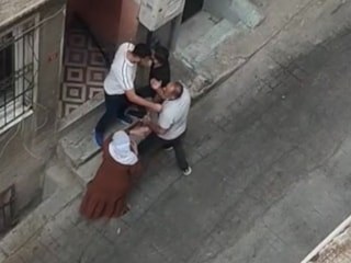 İstanbul'da eniştesinin dükkanında fön çektirdi: Para vermek istemeyince taş ve sopalarla evini bastılar