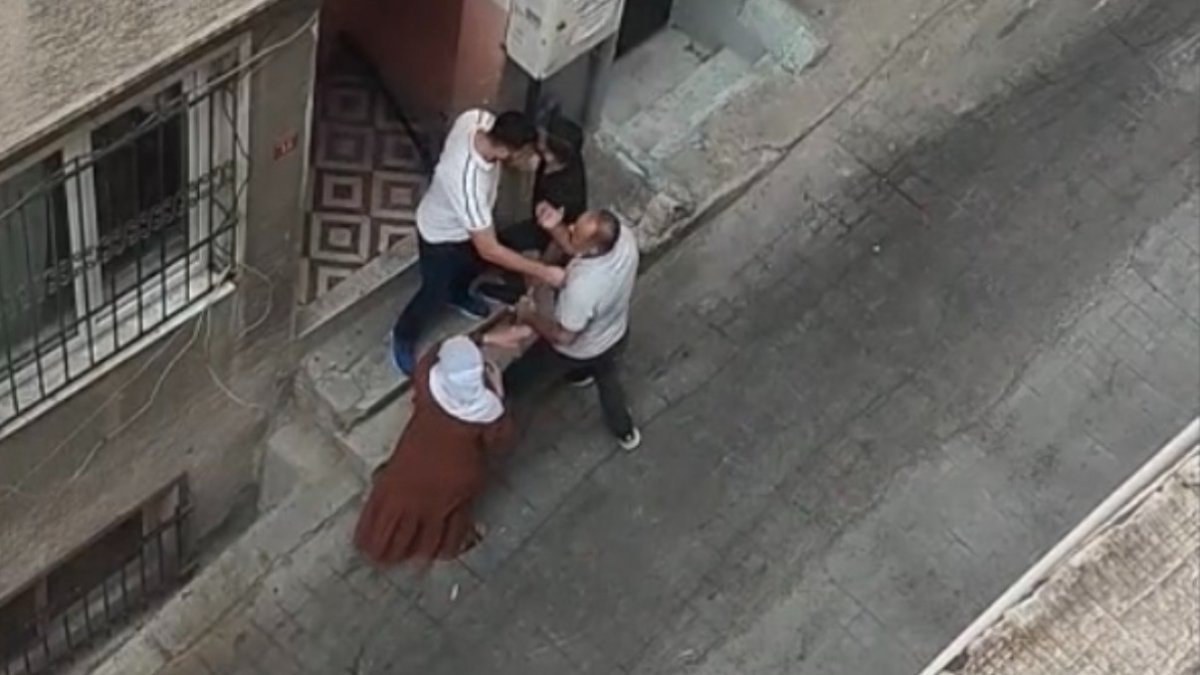 İstanbul'da eniştesinin dükkanında fön çektirdi: Para vermek istemeyince taş ve sopalarla evini bastılar