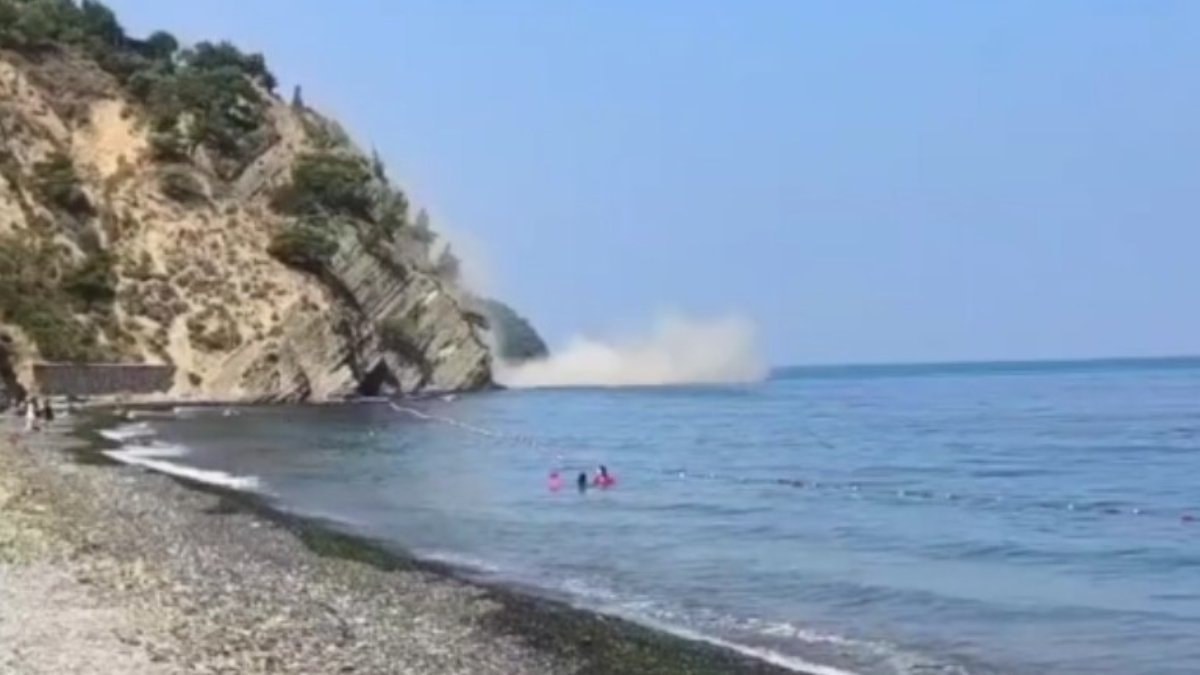 Bursa'da yamaçtan denize kaya ve toprak kaydı