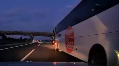 Bolu'da aniden şerit değiştiren yolcu otobüsü otomobile kaza yaptırdı