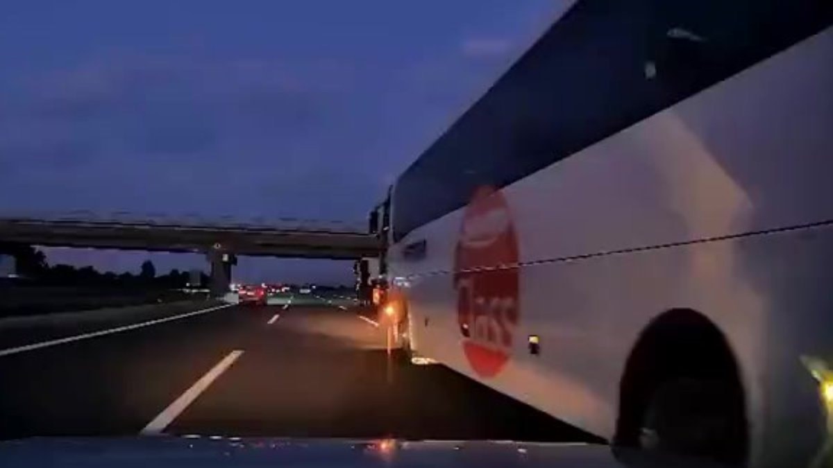 Bolu'da aniden şerit değiştiren yolcu otobüsü otomobile kaza yaptırdı