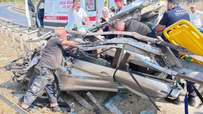 Bursa'da bariyerlere çarpan araçtaki çift yaralandı: Sürücünün durumu ağır