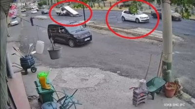 Diyarbakır'da sürücüsünün ani fren yaptığı kamyonetteki demirler yola saçıldı