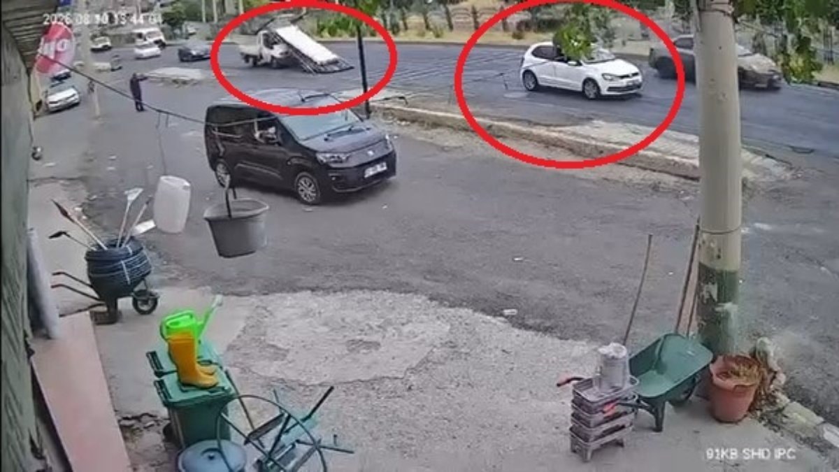 Diyarbakır'da sürücüsünün ani fren yaptığı kamyonetteki demirler yola saçıldı