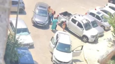İzmir'de yol verme kavgasında kadın sürücüler birbirine saldırdı