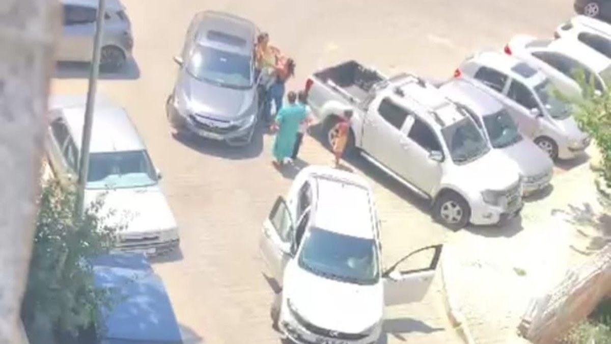 İzmir'de yol verme kavgasında kadın sürücüler birbirine saldırdı
