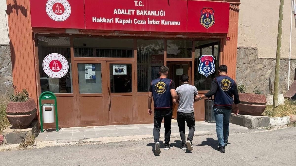 Hakkari’de aranan 2 şahıs JASAT tarafından yakalandı