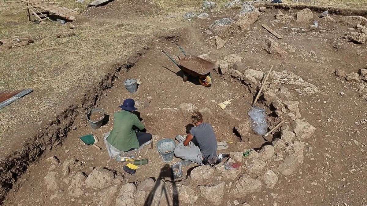 Hattuşa'da 2 bin 300 yıllık mezarlık gün yüzüne çıkarıldı