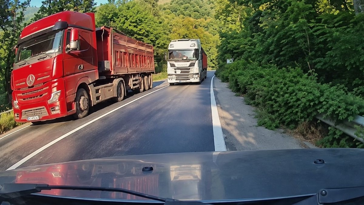 Karabük'te hatalı sollama faciaya ramak kala: Kamyonun otomobile çarpması son anda önlendi