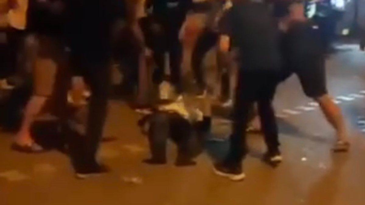 Bursa'da kadını darbeden adam mahallelinin elinden zor kurtuldu