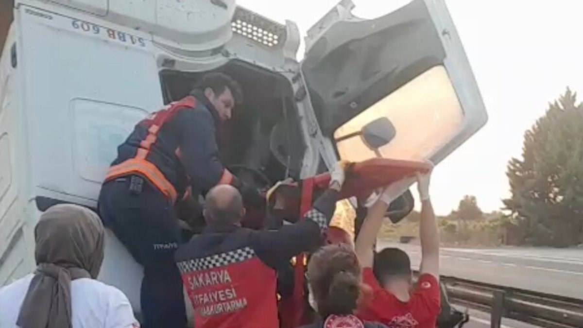 Sakarya’da hafriyat yüklü tır, bariyere çarptı: 1 ölü 1 yaralı