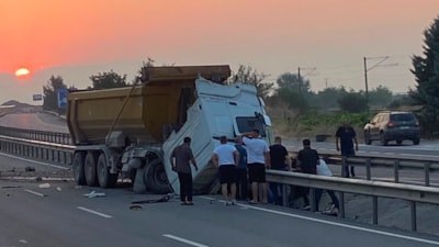 Sakarya'da hafriyat kamyonu bariyerlere çarptı: 1 ölü, 1 yaralı