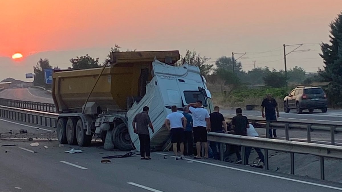 Sakarya'da hafriyat kamyonu bariyerlere çarptı: 1 ölü, 1 yaralı