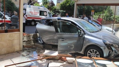 Kayseri'de çarpışan otomobillerden biri fırına girdi