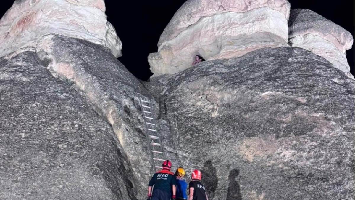 Nevşehir'de peribacasının tepesinde mahsur kalan turisti AFAD ekipleri kurtardı