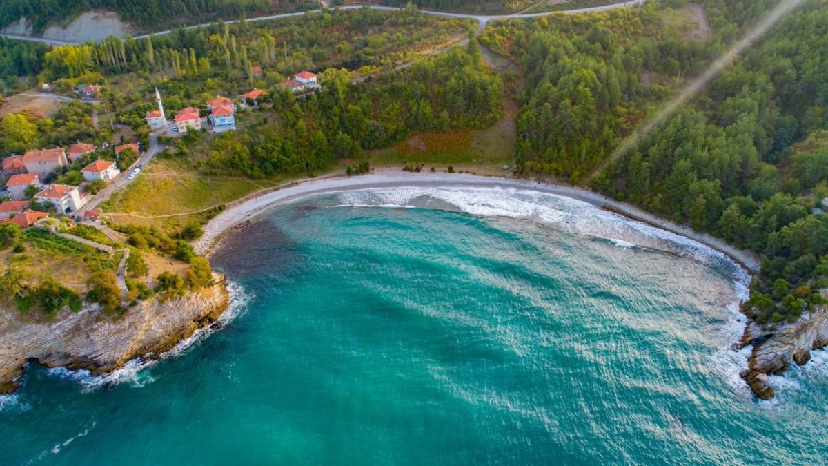 Huyu uysal, rengi doğal: Karadeniz'in turkuaz koyuna giren çıkmak istemiyor