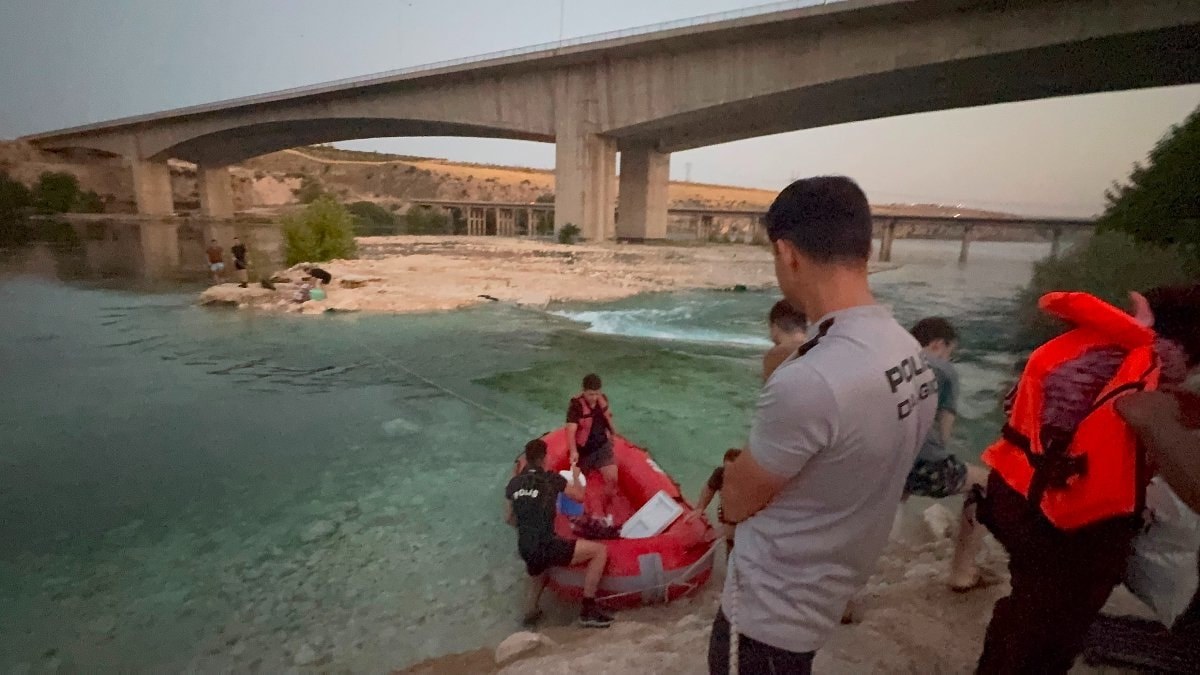 Fırat Nehri'nin yükselmesi sonucu vatandaşlar mahsur kaldı