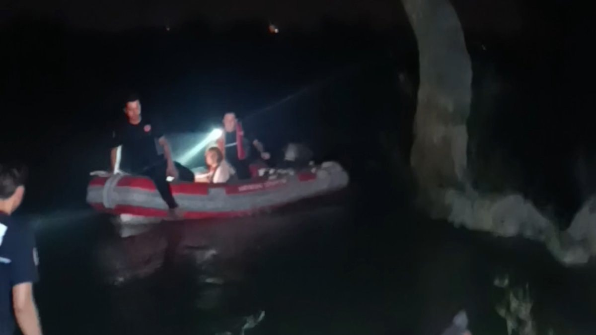 Antalya'da ırmaktaki adacıkta mahsur kaldı: Kendisini kurtaran ekiplerden özür diledi