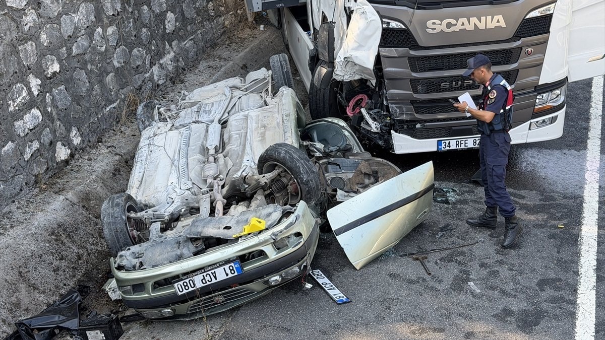Düzce’de Tır ile istinat duvarı arasında sıkışan otomobilin sürücüsü öldü