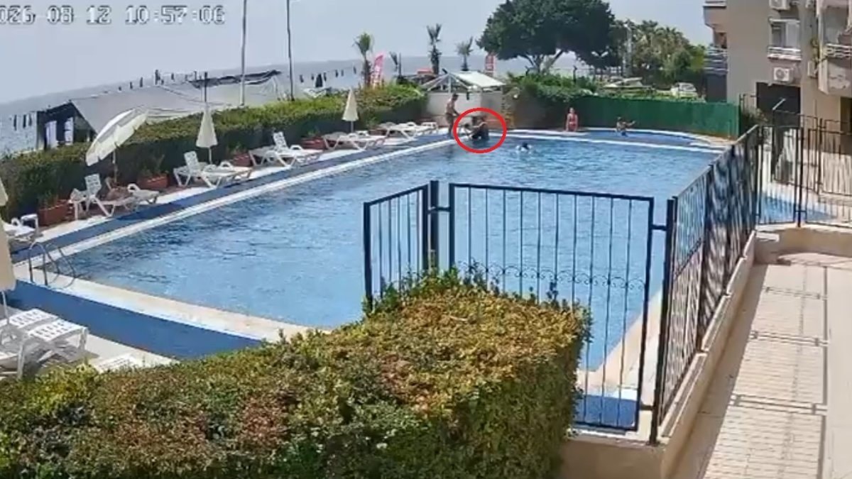 Mersin'de boğulma tehlikesi geçiren çocuğu görevli kurtardı
