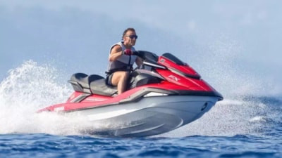 Fransa yanarken Emmanuel Macron'un tatile çıkması tepki çekti
